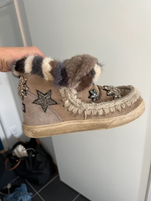 MOU skor - Säljer dessa skor från MOU, så söta! Nypris ligger runt 4000 kr, de är använda men i ok skick! Strl 39