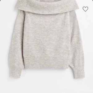 Tjocktröja grå - Denna tröja är jätte skön och mysig❤️Perekt nu till hösten/vintern🍂❤️Säljer pga att den är lite för stor för mig🫶🏻⚠️Det är inte den färgen på bilden, bläddra en för att få ser färgen eller skriv priv så skickar kah fler bilder⚠️