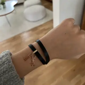 Super fint armband från ysl med berlocker. Lite defekter på spännet och berlockerna men inget man tänker på. 