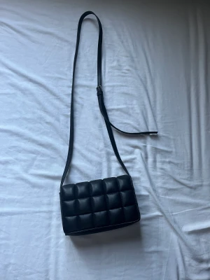 Liten handväska - Säljer min superfina svarta handväska från hm! Väskan är i väldigt bra skick💞