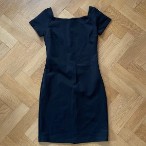 Svart klänning  - Svart klassisk klänning i storlek M