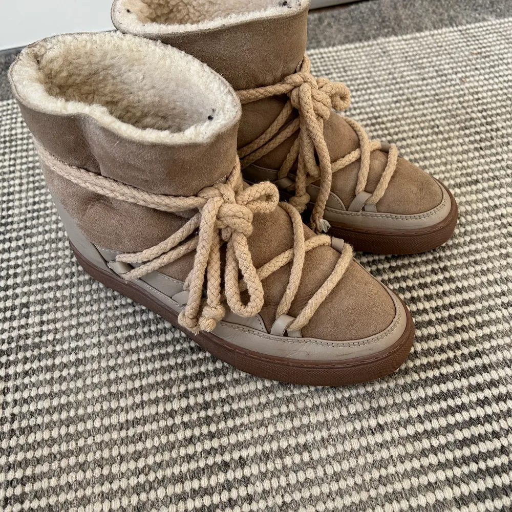 Säljer mina beiga Inuikii skor som jag köpte vintern 2022. De är knappt använda då de är för stora. Byter gärna mot ett par i storlek 38 också!!❤️. Skor.