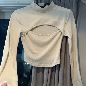 Trendig topp xs-s - En topp från shein beige säljer även en svart likadan ALDRIG ANVÄNT