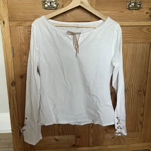 Vit milkmaid blus - Såå fin blus med knytdetaljer.