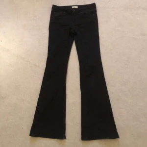 Svarta lågmidjade bootcut jeans - Jättesnygga jeans från gina i storlek 36 💞