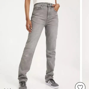 jeans  - helt nya & endast testade jeans från gina. säljer då de var för stora på mig. Lapparna sitter kvar & det är bara att skriva för mer bilder!