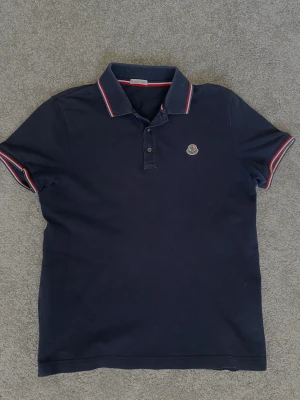 Moncler pike  - Moncler pike  Färgen mörkblå Storlek large  Kvitto finns 