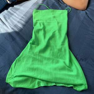 jättefin kort grön silkesklänning oerfekt till sommarkvällar💞 skriv för fler frågor