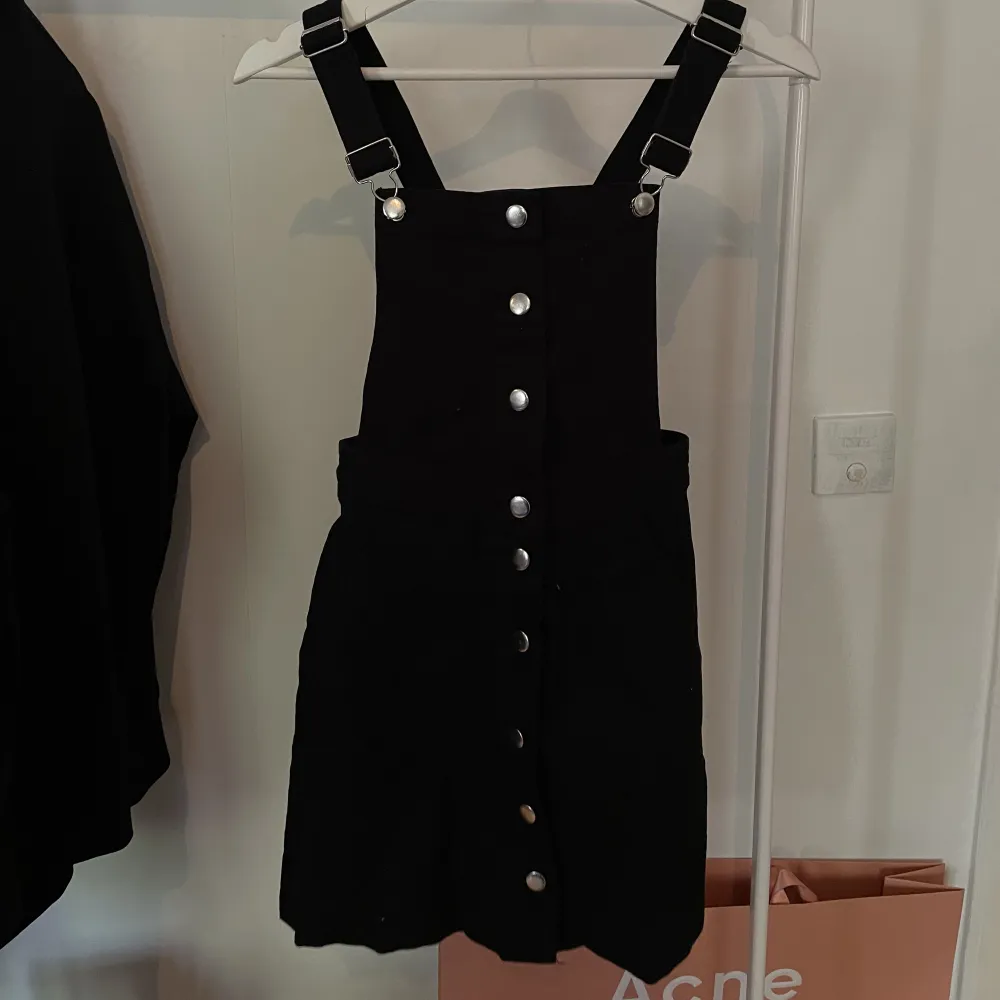 Once worn black denim dress from HM.  Condition: Very good. Size: 34. Klänningar.