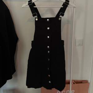 Once worn black denim dress from HM.  Condition: Very good. Size: 34
