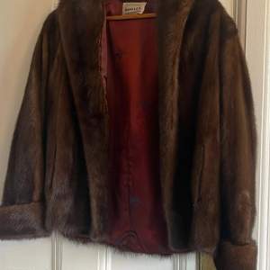 This is a beautiful real mink coat has a beautiful inner lining. Barely been worn and well kept you can tell by cuffs of the sleeve how well kept it is. Size is M- L