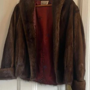 Real Mink Fur Coat - This is a beautiful real mink coat has a beautiful inner lining. Barely been worn and well kept you can tell by cuffs of the sleeve how well kept it is. Size is M- L