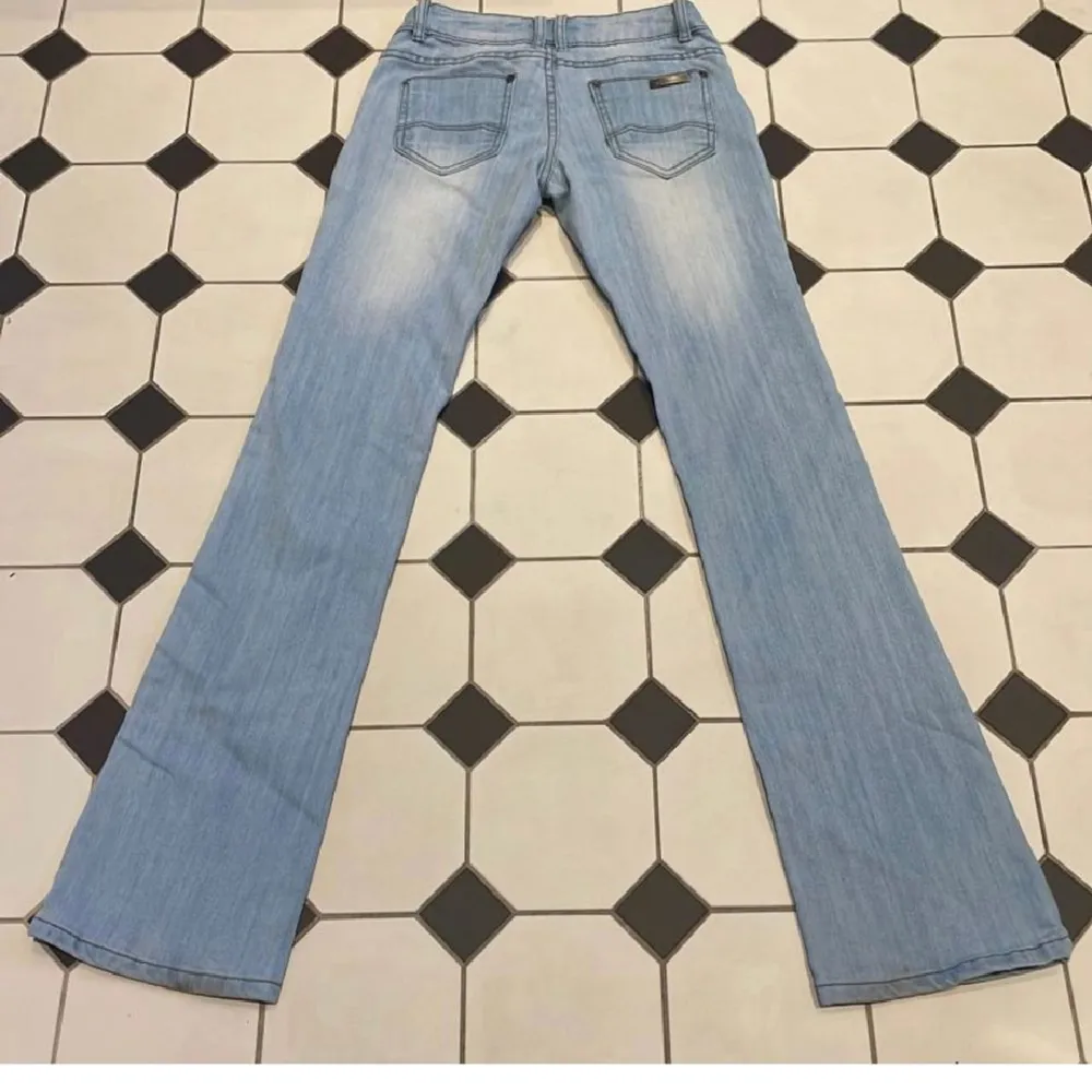 Säljer dessa assnygga lågmidjade jeansen då de är för små för mig💕 Köp direkt för 380❤️. Jeans & Byxor.