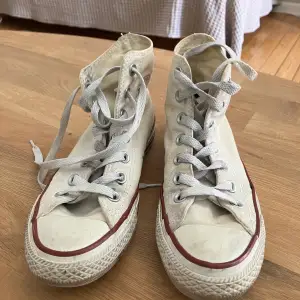 Vita höga Converse. Använda men i fint skick. Inga slitningar invändigt. En tvätt så är dom som nya!😊