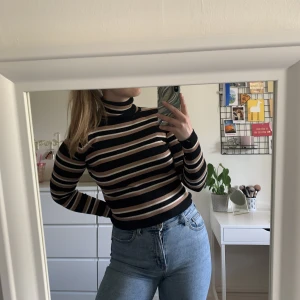 Polotröja - Polotröja från Zara, den är sparsamt använd då den inte är min stil och det är också därav jag säljer den! Pris kan diskuteras!