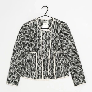 Vårjacka  - Mönstrad jacka i storlek 36. Säljer för 300kr+frakt. 