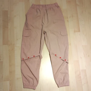 Hjärta Enkla Women Pants❤️ - Nya och helt oanvända Kawaii puderrosa träningsbyxor med hjärtan och små fickor på sidorna.❤️