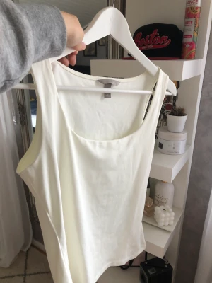 Linne H&M - Helt oanvändt linne i jätteskönt stretchigt material. Storlek M, köparen står alltid för frakt. 🤍🫶🏼