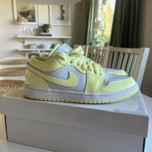 Air Jordan 1 low lemonade  - Stl 40.  Endast använda två gånger, jätte fint skick. Retail pris ca 2000-2500kr Air Jordan 1 low lemonade, woman 2022 