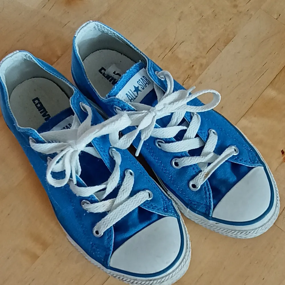 Blåa converse💙 storlek 35. Dom är i rätt bra skick 👍 . Skor.