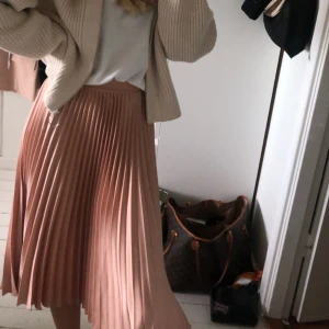 H&M kjol - Suuuupeer söt kjol från H&M. Varsamt använd och är i mycket gott skick. 