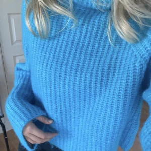 Tröja från Zara💙 - Fin stickad tröja från Zara. Såååå fin färg den är ännu ”blåare” i verkligheten än på bilderna vilket är sjukt snyggt!!💙💙synd att inte kamran tar upp den fina färgen😫 