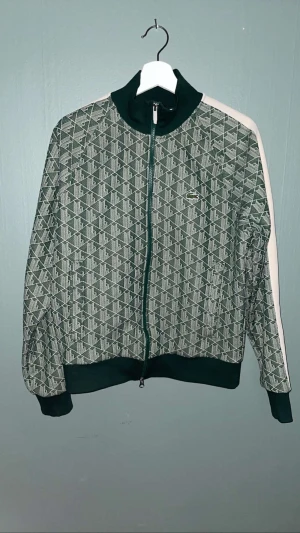 Lacost kofta - En lacost kofta som jag fick i present som jag aldrig använt, skriv för frågor 