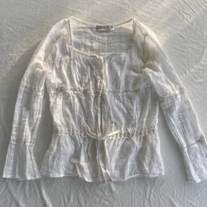 Vintage topp kofta  - Så underbar vintage topp/kofta, inte säker på om jag vill sälja än. Så fin urringning och mönster. Storlek 36 men passar också mindre storlekar 💋