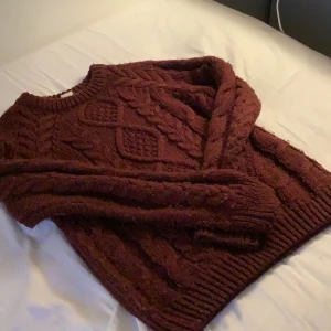 Röd tröja - Röd stickad tröja som är jättemysig och varm💕 Nopprig. Storlek XS💕💕