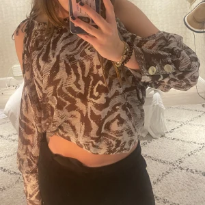 Blus  - Superfin blus ifrån zara. Köpt förra sommaren och knappt använd💓