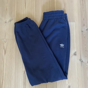 Adidas byxor - Adidas mjukisbyxor i mycket bra skick!🦋 •Storlek 38 •Frakt tillkommer  •Nypris 620kr  • Har du några frågor är det bara att skicka ett meddelande, så svarar jag så fort jag kan.☺️ Ha en fin dag!💕♻️