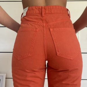 Orangea jeans - Orangea jeans i snygg passform från Gina! Strl 34, aldrig använda (prislapp kvar) sitter som en smäck✨