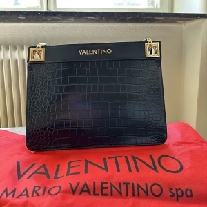 VALRNTINO VÄSKA - En helt ny Valentino väska   Skick: oanvänd, helt ny!  Säljer pga ej kommit till användning.  OBS! Pris kan diskuteras.