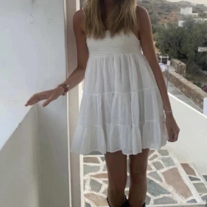 Zara klänning  - Super snygg populär zara volangklönning. SLUTSÅLD på Zara egna hemsida. Säljer pågrund av att jag har två stycken likadana, använd vid ett tillfälle så inprincip som ny💘☀️