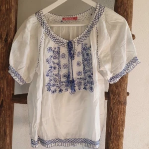  Sommrig blus💕 - Säljer denna blus endast använd en gång💕