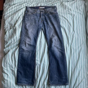 Levis 512 Bootcuts - Ganska använda, lite distressing på baksida(se bild) Klassisk bootcut fit
