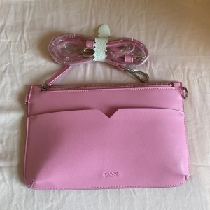 Carin Wester vöska  - Slutsåld Rosa bubbelgum pink  Crossbody väska från Carin Wester  Helt ny använd 1 gång 