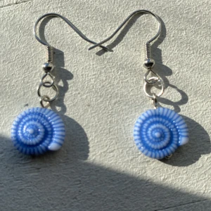 Örhängen - Säljer dessa örhängen köpta utomlands. Pris kan diskuteras.