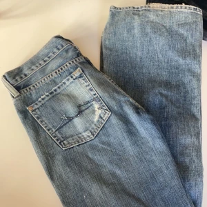 Lågmidjade Mörkblå Jeans - Retro lågmidjade Jeans med glitter på bakfickorna! Pris kan diskuteras. Bra kvalité!