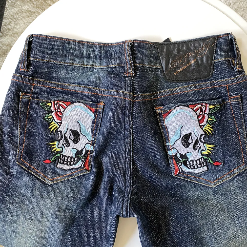 Skiiit snygga utsvängda ed Hardy jeans, som tyvärr är alldeles för små för mig 😔 Jättefint skick . Jeans & Byxor.