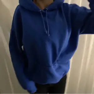 En fin bikbok hoodie i blå, använt skick som 