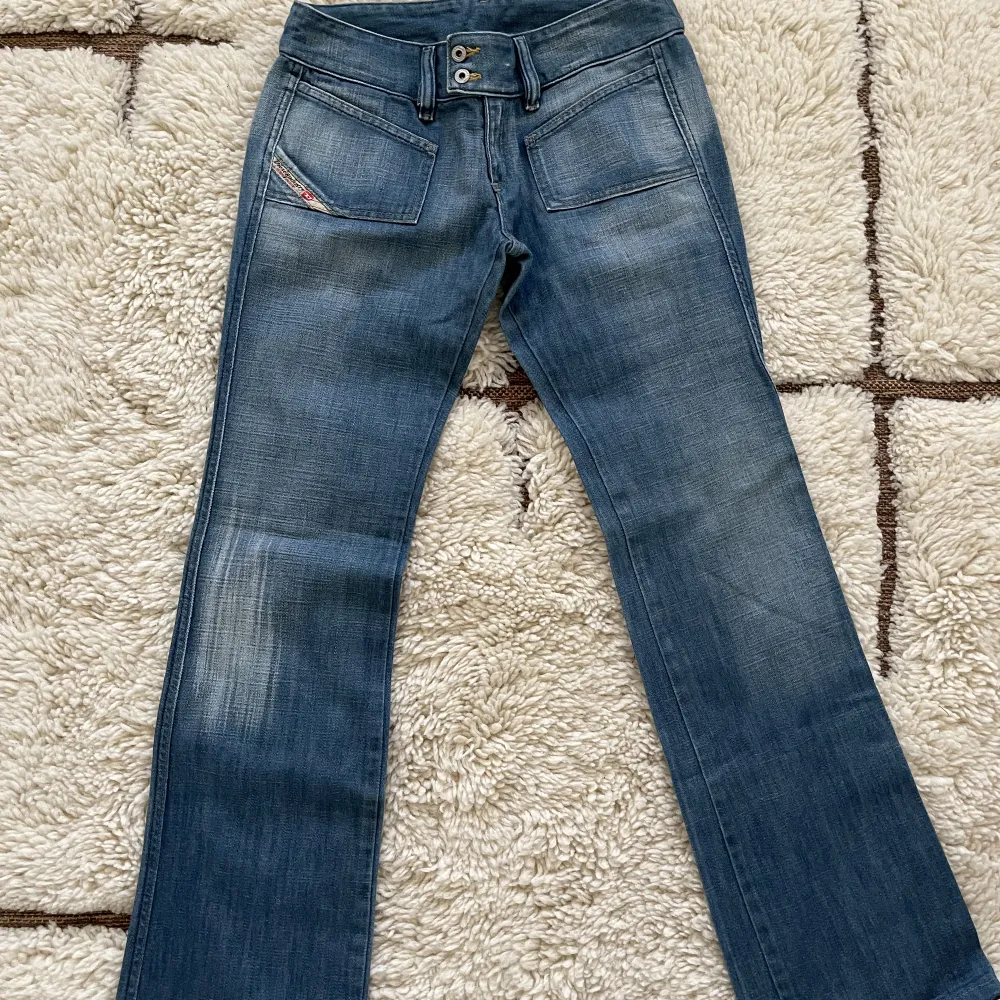 Skitsnygga lågmidjade jeans från diesel, tyvärr lite för små för mig i midjan. Storlek XXS-XS beroende på stussvidd Midjemått är 38 rakt över och innerbenslängd är cirka 81. Jeans & Byxor.