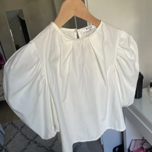 Vit blus - Vit blus med puffärmar från NA-KD🤍använd fåtal gånger, fint skick! Storlek 34