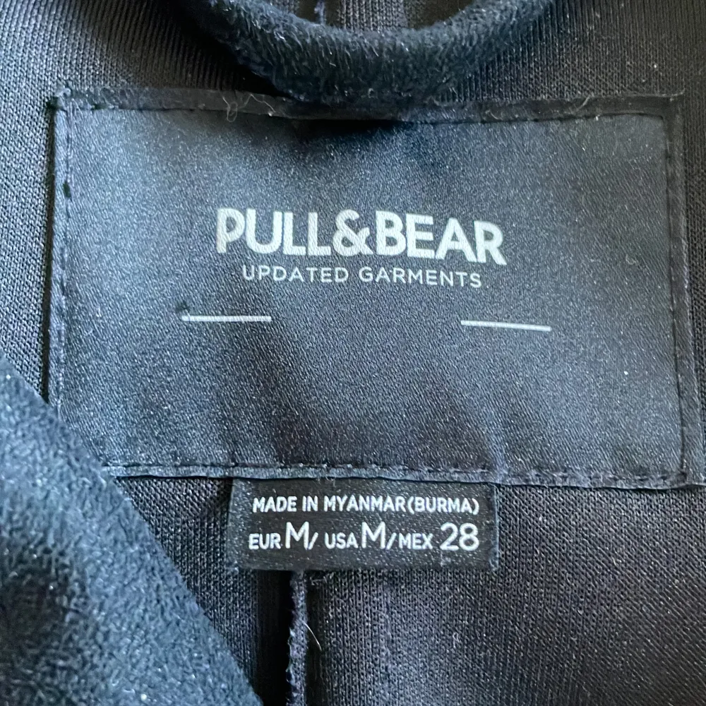 Mocka jacka från Pull&Bear i storlek M. Har endast använt fåtal gånger, är som ny. . Jackor.