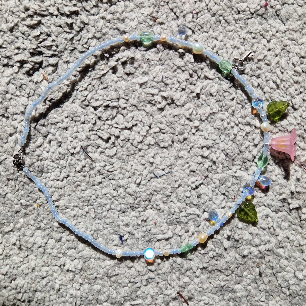 Handgjort halsband med blommar blad och daggdroppar! Som en vårmorgon. . Accessoarer.