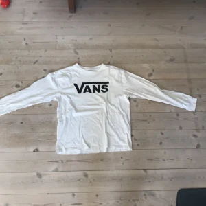 Vans  - En ny Vans tröja som är i mycket bra skick och har ej någon fläck eller något hål. Den har en storlek på 12-14 L custom fit och kommer på ett pris som är 80kr