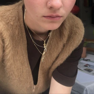 Väst! Slipover? - En så unik och cool väst köpt second hand! Den saknar märke och material men jag misstänker att det är kamelhår. Passar storlek XS-M skulle jag säga. It has served me well. 