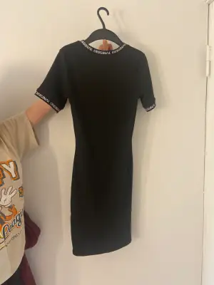 En svart klänning som är i storlek S. Den är i bra skick och andvänd 1 gång.65 kr + 20kr frakt 