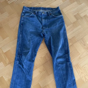 Jeans - Säljer ett par wrangler jeans. Storlek: 34/32  Skick: 4/10 (slitna vid ankeln) Typ: Baggy