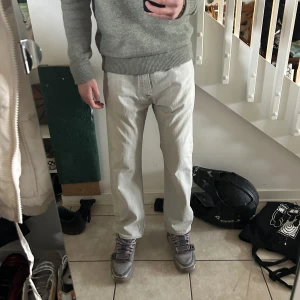 Levis 501 - Feta Levis 501s riktigt schysst grå/vit färg!  Storlek 34/30 (jag är 183) Pris 399 kr